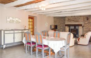 ein Esszimmer mit einem Tisch, Stühlen und einem Kamin in der Unterkunft Awesome Home In Le Cambout With Wifi in Le Cambout