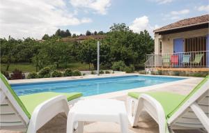 una piscina con 2 sillas de césped y una piscina en Stunning Home In Le Poujol Sur Orb With Kitchen, en Le Poujol-sur-Orb