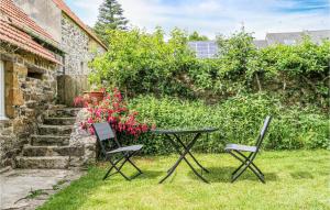 Κήπος έξω από το Gorgeous Home In Quettehou With Wifi