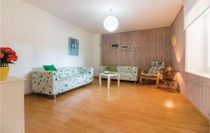 Posezení v ubytování Two-Bedroom Holiday Home In Banjole