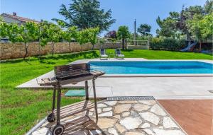 Bazén v ubytování Two-Bedroom Holiday Home In Banjole nebo v jeho okolí