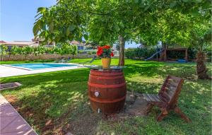 Bazén v ubytování Two-Bedroom Holiday Home In Banjole nebo v jeho okolí