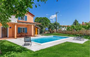 Bazén v ubytování Two-Bedroom Holiday Home In Banjole nebo v jeho okolí