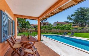 Bazén v ubytování Two-Bedroom Holiday Home In Banjole nebo v jeho okolí