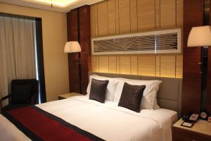 Кровать или кровати в номере Crowne Plaza Sanya City Center, an IHG Hotel