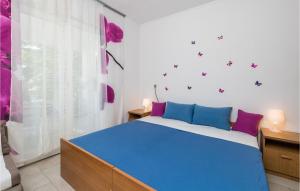 Postel nebo postele na pokoji v ubytování 2 Bedroom Stunning Apartment In Krk