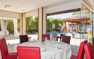 Restaurant ou autre lieu de restauration dans l'établissement Lovely Apartment In Mazarrn With Outdoor Swimming Pool