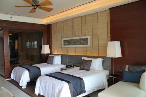 Llit o llits en una habitació de Crowne Plaza Sanya City Center, an IHG Hotel