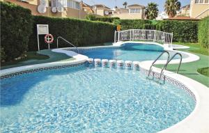 ein großer Pool in der Mitte eines Gartens in der Unterkunft Amazing Apartment In Guardamar Del Segura With 2 Bedrooms, Wifi And Outdoor Swimming Pool in Guardamar del Segura