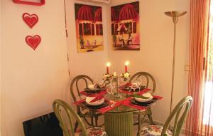 uma mesa de jantar com cadeiras e velas em Amazing Apartment In Guardamar Del Segura With 2 Bedrooms, Wifi And Outdoor Swimming Pool em Guardamar del Segura
