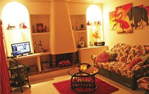 TV a/nebo společenská místnost v ubytování Cozy Apartment In Guardamar Del Segura