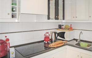 Kuchyň nebo kuchyňský kout v ubytování Cozy Apartment In Guardamar Del Segura