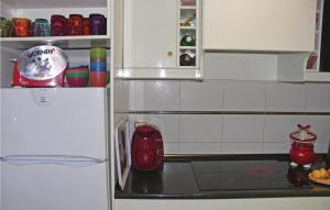 Kuchyň nebo kuchyňský kout v ubytování Cozy Apartment In Guardamar Del Segura