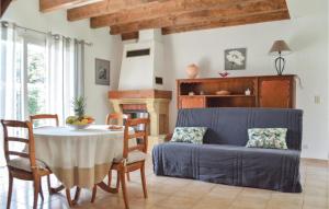 セルヴィオーヌにあるBeautiful Home In Cervione With 3 Bedrooms, Wifi And Outdoor Swimming Poolのリビングルーム(テーブル、ソファ付)