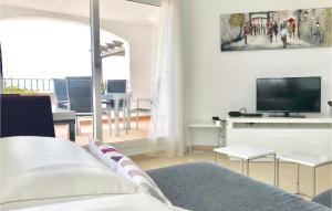 スシナにあるBeautiful Apartment In Murcia With Wifiのリビングルーム(ソファ、テレビ付)