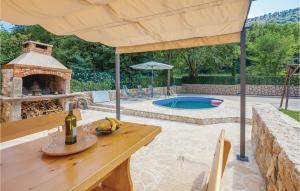 Nice Home In Bribir With Outdoor Swimming Poolの敷地内または近くにあるプール