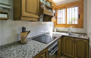 una cocina con fregadero y encimera en 3 Bedroom Cozy Home In Santa Pola, en Santa Pola