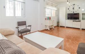 uma sala de estar com um sofá e uma mesa em Stunning Apartment In Crdoba With 2 Bedrooms And Wifi em Córdoba