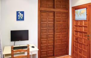 Televisyen dan/atau pusat hiburan di 3 Bedroom Beautiful Home In Oliva