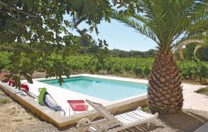 una piscina con una palmera y 2 tumbonas en Amazing Home In Murviel-ls-bziers With Outdoor Swimming Pool, en Murviel