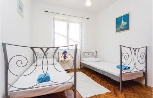 מיטה או מיטות בחדר ב-Stunning Apartment In Punat With Kitchen