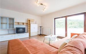 ein Wohnzimmer mit Couch und Fernseher in der Unterkunft Amazing Home In Icici in Ičići