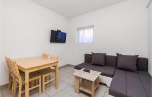 ein Wohnzimmer mit einem Sofa und einem Tisch in der Unterkunft Amazing Apartment In Prizna With 3 Bedrooms And Wifi in Prizna