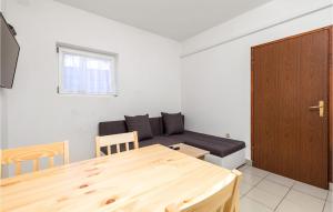 Posezení v ubytování Beautiful Apartment In Prizna With Wifi