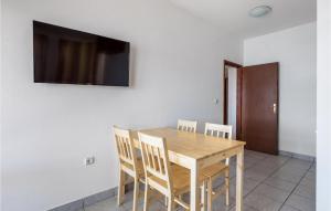 TV a/nebo společenská místnost v ubytování Beautiful Apartment In Prizna With Wifi