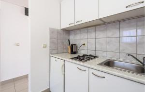 Kuchyň nebo kuchyňský kout v ubytování Beautiful Apartment In Prizna With Wifi