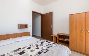 Postel nebo postele na pokoji v ubytování Beautiful Apartment In Prizna With Wifi
