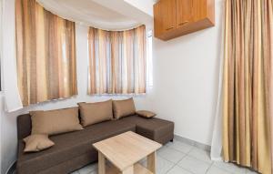 Posezení v ubytování Beautiful Apartment In Prizna With Wifi