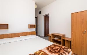 Postel nebo postele na pokoji v ubytování Beautiful Apartment In Prizna With Wifi