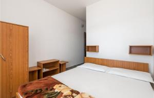 Postel nebo postele na pokoji v ubytování Beautiful Apartment In Prizna With Wifi