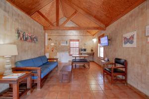 Posezení v ubytování Seven Bluff Cabins + 37 fotografií
