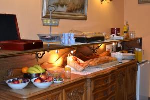 - une table avec un bouquet de fruits et de légumes dans l'établissement Hotel Des Ardennes, à Verviers
