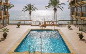 マルベーリャにあるLovely Apartment In Marbella With Outdoor Swimming Poolの海を背景にしたスイミングプール
