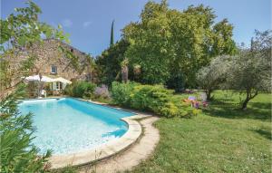 - une piscine dans une cour à côté d'une maison dans l'établissement Awesome Home In Valreas With Outdoor Swimming Pool, à Valréas