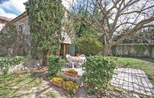 un jardín con mesa, sillas y un árbol en Cozy Home In Valreas With Wifi, en Valréas 18 fotos más