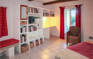 ein Schlafzimmer mit einem Bett und einem Bücherregal mit Büchern in der Unterkunft Gorgeous Apartment In Villes Sur Auzon With Wifi in Villes-sur-Auzon