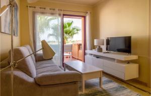 un soggiorno con divano e TV di Lovely Apartment In Los Narejos With Wifi a Los Narejos