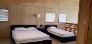 Postel nebo postele na pokoji v ubytování Seven Bluff Cabins