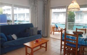 トッサ・デ・マールにある1 Bedroom Beautiful Apartment In Tossa De Marのリビングルーム(青いソファ、テーブル付)