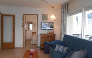 トッサ・デ・マールにあるAmazing Apartment In Tossa De Mar With 1 Bedroomsのリビングルーム(青いソファ、窓付)