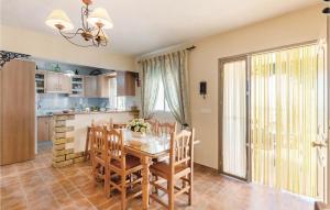 een keuken en eetkamer met een tafel en stoelen bij Awesome Home In Corumbela With 3 Bedrooms, Wifi And Outdoor Swimming Pool in Corumbela