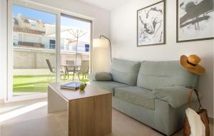 Posezení v ubytování 3 Bedroom Beautiful Apartment In Denia