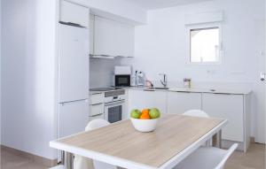 Kuchyň nebo kuchyňský kout v ubytování 3 Bedroom Beautiful Apartment In Denia