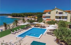 vista aerea di un resort con piscina di 1 Bedroom Gorgeous Apartment In Povljana a Povljana (Pogliana)