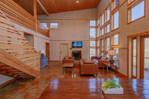 TV a/nebo společenská místnost v ubytování Seven Bluff Cabins