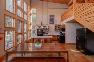 Kuchyň nebo kuchyňský kout v ubytování Seven Bluff Cabins